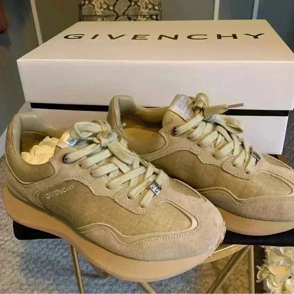 Givenchy runner active patent leather low trainers in light pink/beige color. - Picture 1 of 11
